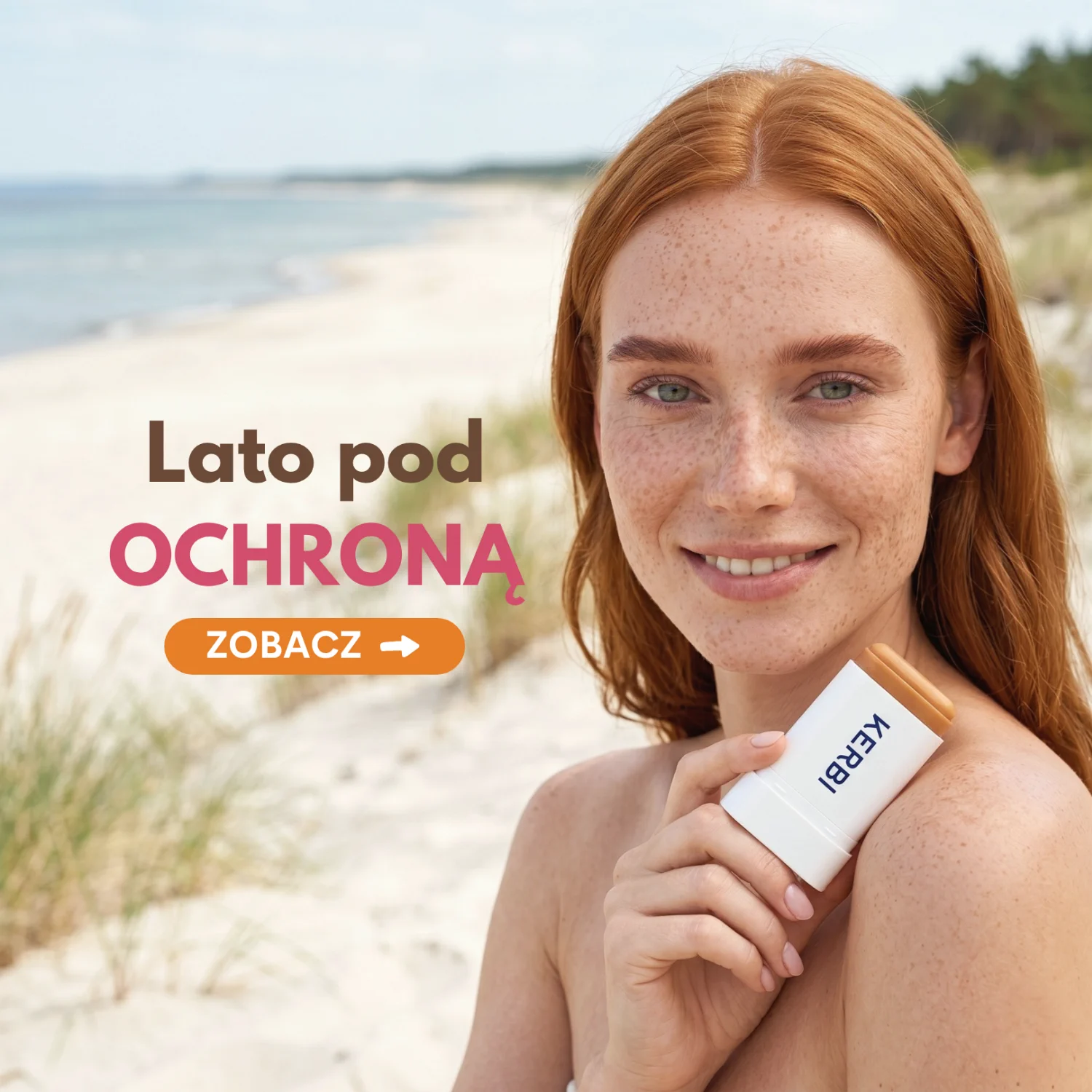 Kosmetyki na wakacje — kobieta na bałtyckiej plaży trzyma przeciwsłoneczny sztyft SPF, baner z hasłem „Lato pod ochroną